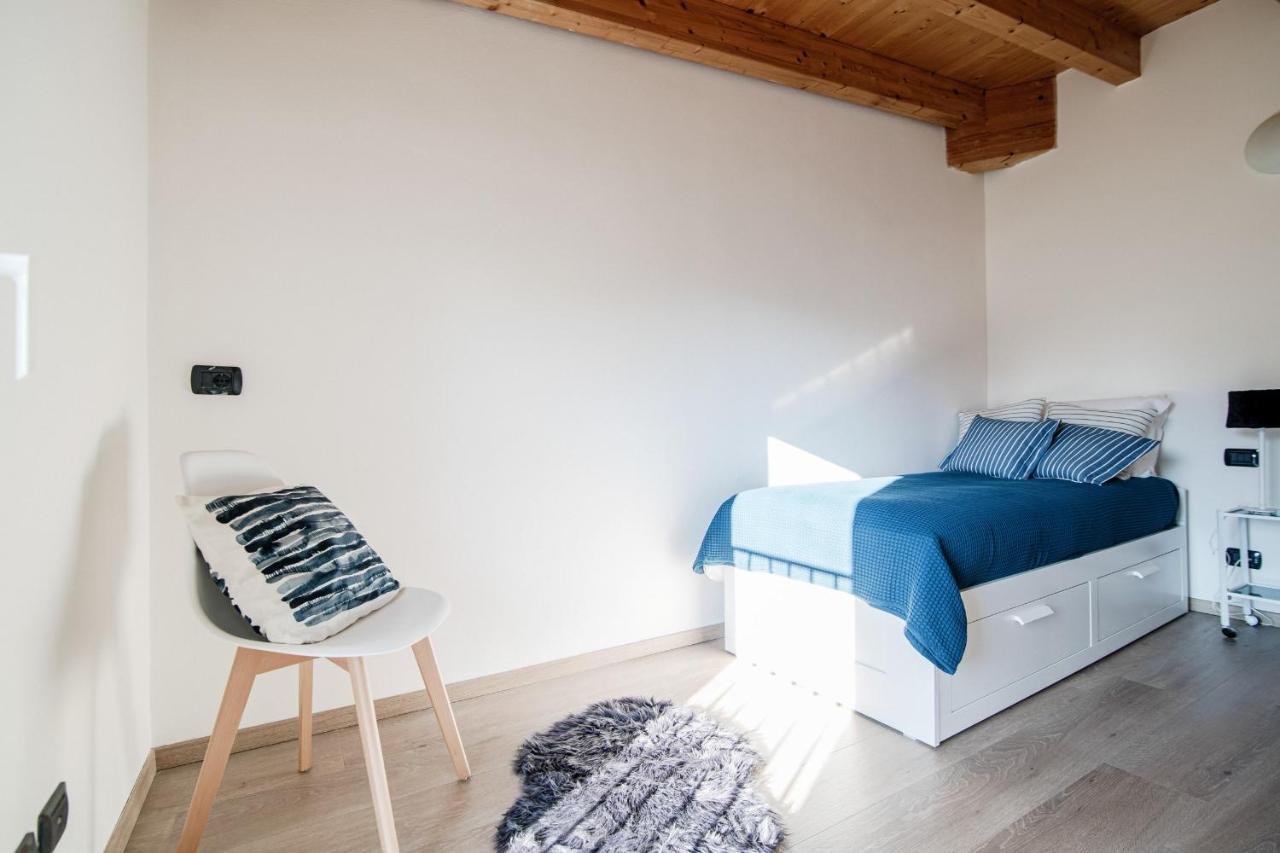 White Attic - By Myhomeincomo Camnago Volta Exterior foto