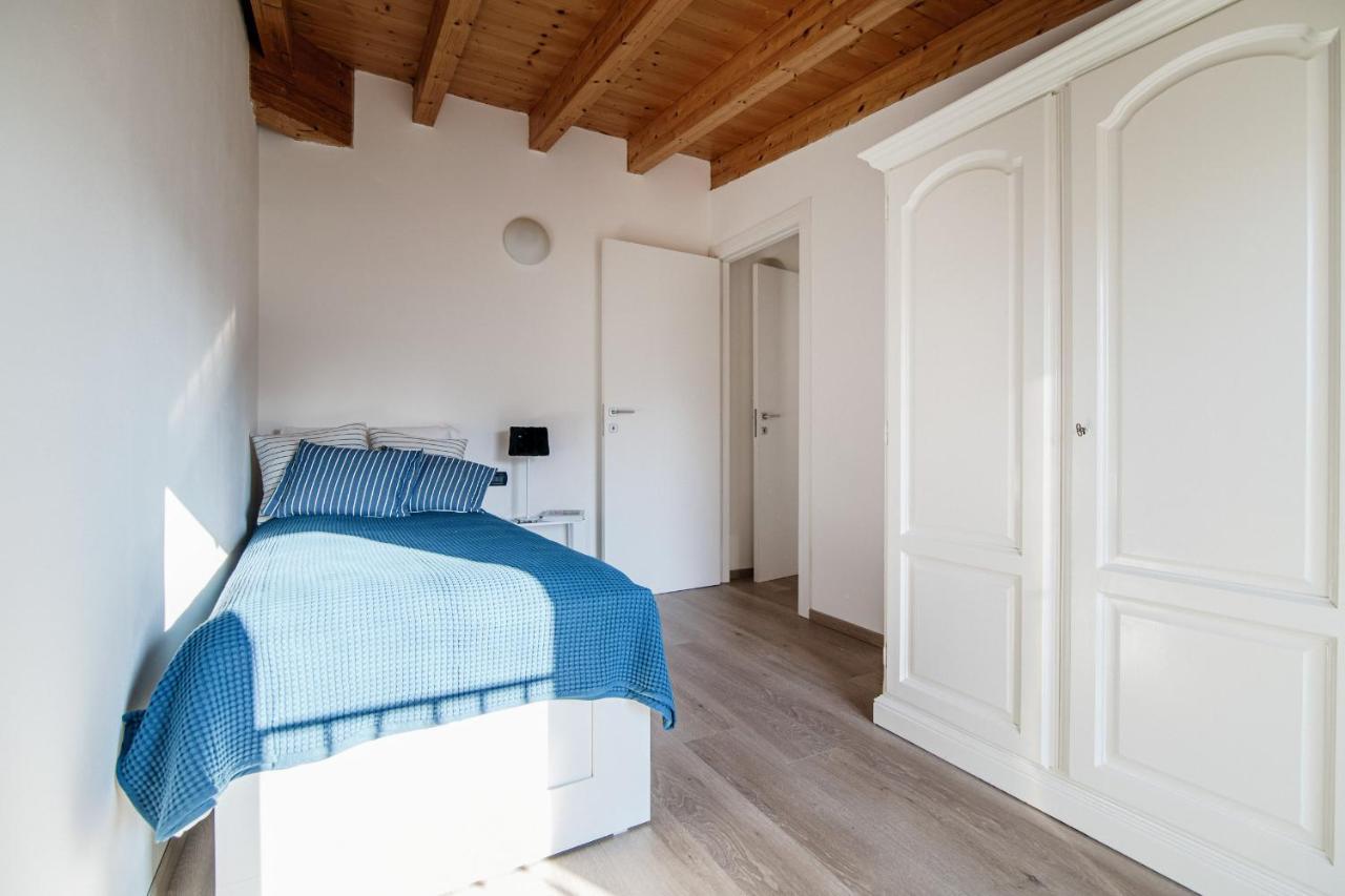 White Attic - By Myhomeincomo Camnago Volta Exterior foto